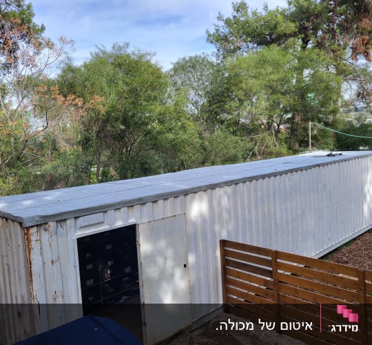 מבנה עם גג אטום בשטח פתוח